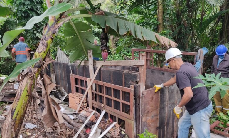 Demolição de construção irregular em Guarujá, SP.
