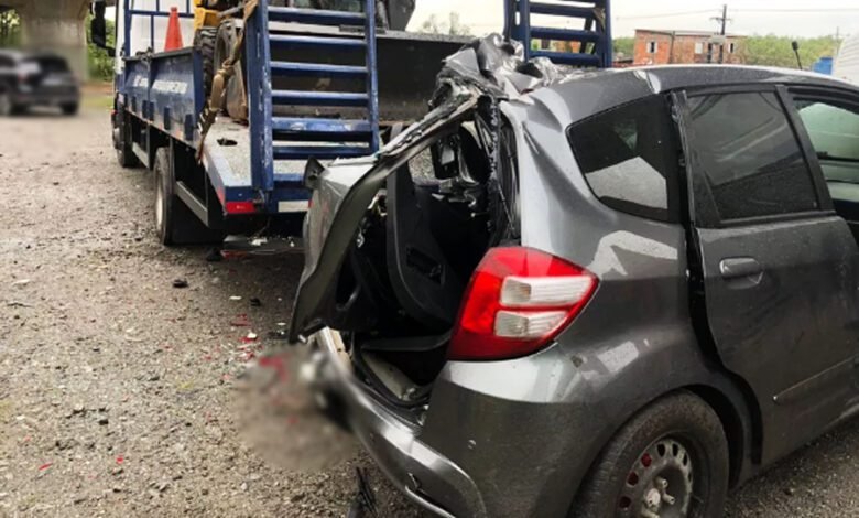 Carro e caminhão batem e deixa uma pessoa morta e outras três feridas em rodovia de Cubatão