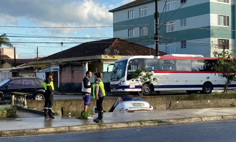 Carro cai em canal de São Vicente, SP.