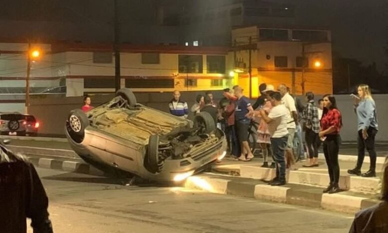 Carro capota em avenida de Guarujá