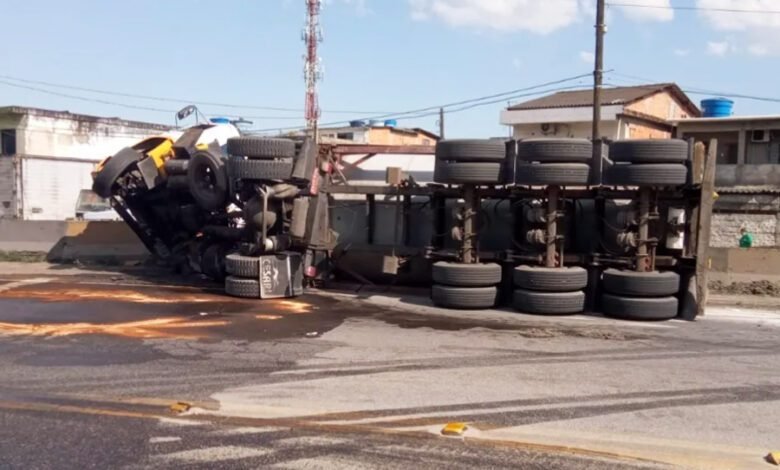 Carreta tomba na Cônego Domênico Rangoni e provoca vazamento de óleo