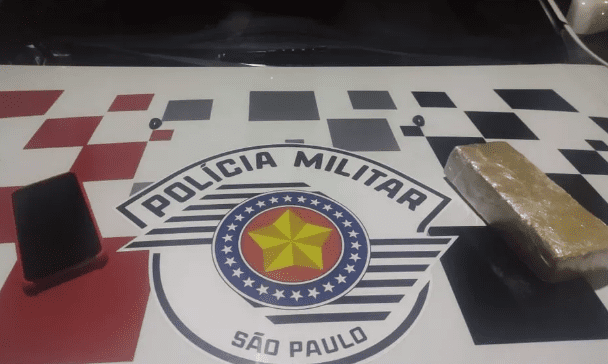 Acusado de tráfico de drogas bate em viatura da PM e vai preso em Ilhabela