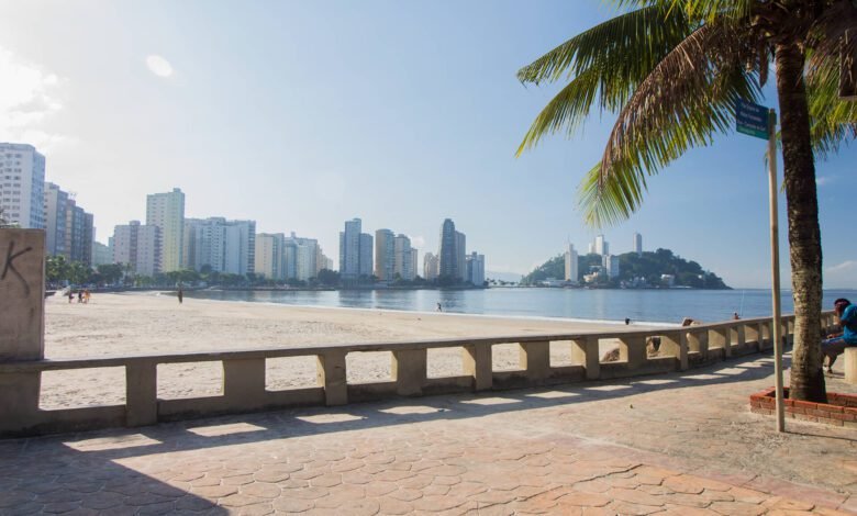 Quiosques do Gonzaguinha começam a ser demolidos em São Vicente