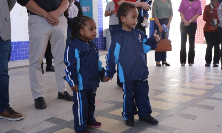 Prefeitura de Guarujá inicia entrega do uniforme de inverno aos alunos da rede municipal
