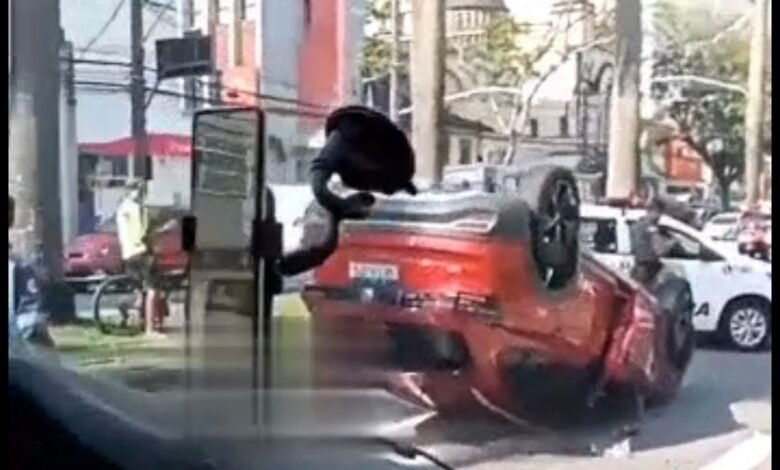 VÍDEO - Carro capota em avenida do Gonzaga na cidade de Santos