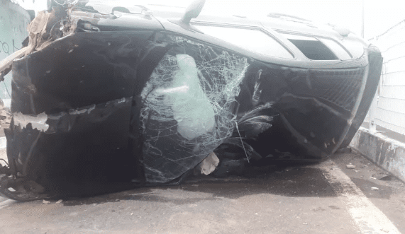 Carro capota em avenida de Praia Grande e motorista fica ferido