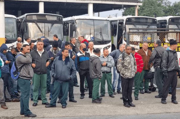 Começa a greve dos motoristas dos ônibus municipais de São Vicente