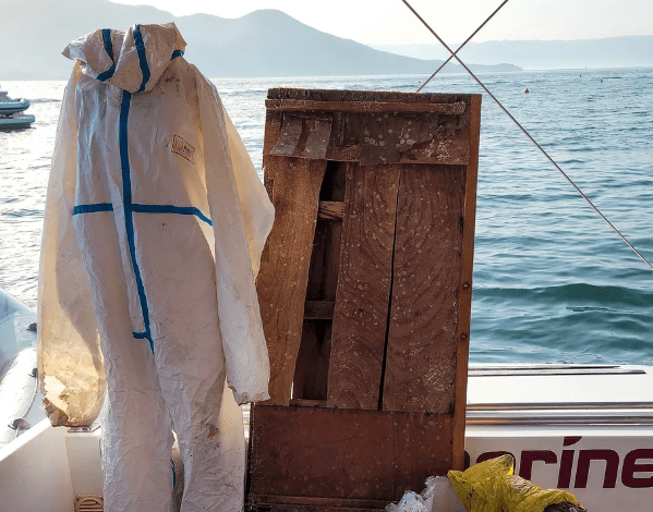 Manequim e refrigerador são encontrados no mar de Ilhabela