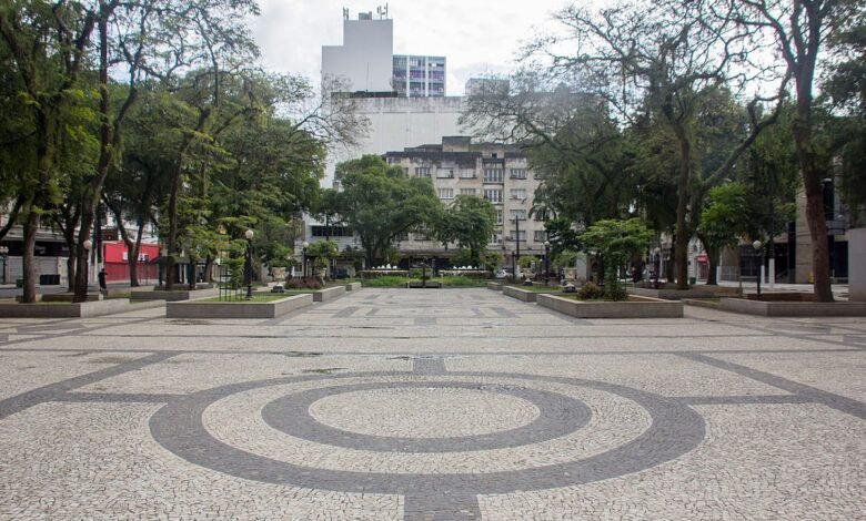 Telão é montado no Centro de Santos para o jogo entre Brasil e Croácia