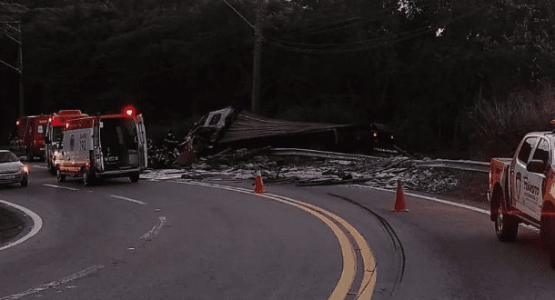Caminhão com mármore capota na Rio-Santos e motorista morre
