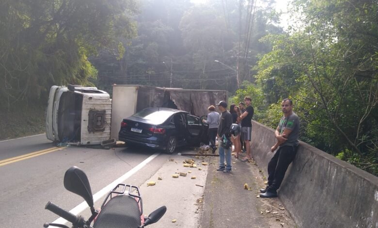 Acidente causa interdição parcial da SP-55 na altura da serra de Boiçucanga