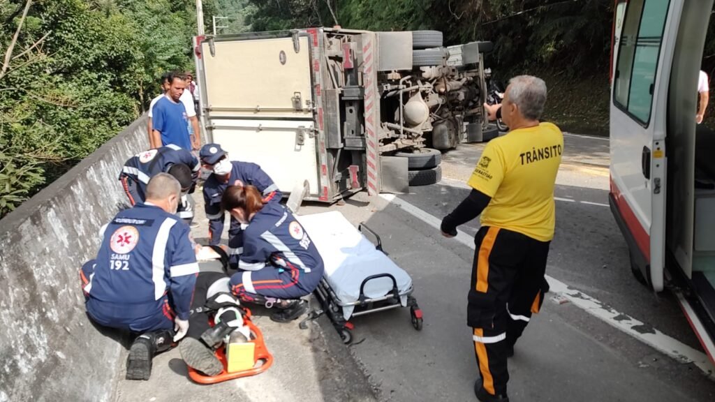 Acidente causa interdição parcial da SP-55 na altura da serra de Boiçucanga