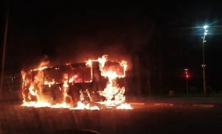 VÍDEO - Ônibus municipal sofre incêndio em São Vicente