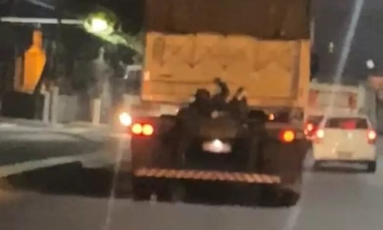 Homem pendurado em caminhão é flagrado em Santos