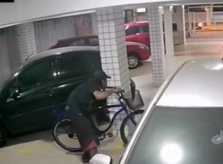 Dupla é flagrada furtando bicicletas em Santos