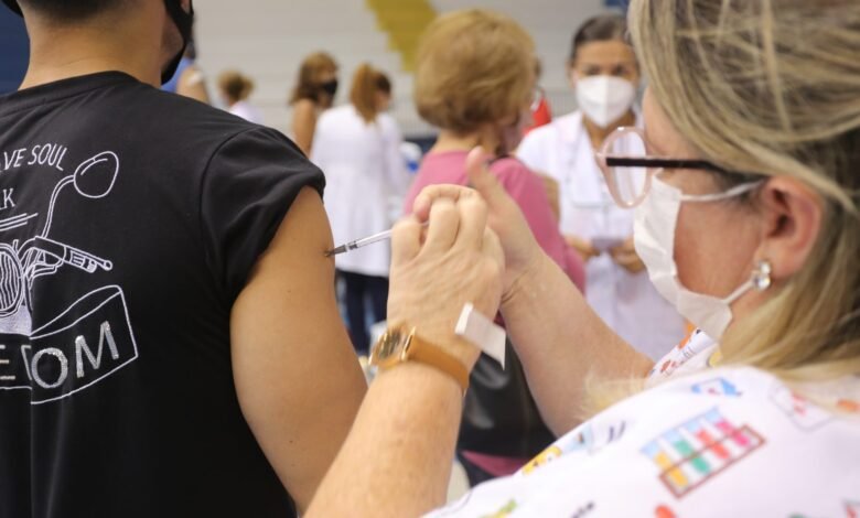Começa a aplicação da quarta dose da vacina contra a Covid para maiores de 30 anos no Guarujá