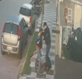 Menina luta com bandido durante assalto e sofre agressão