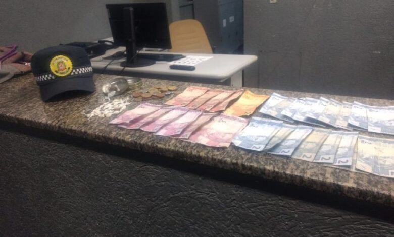 Suspeito de tráfico de drogas na orla de São Vicente é preso