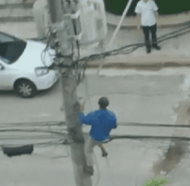 Homem tenta roubar fios de poste e é detido por moradores no Guarujá