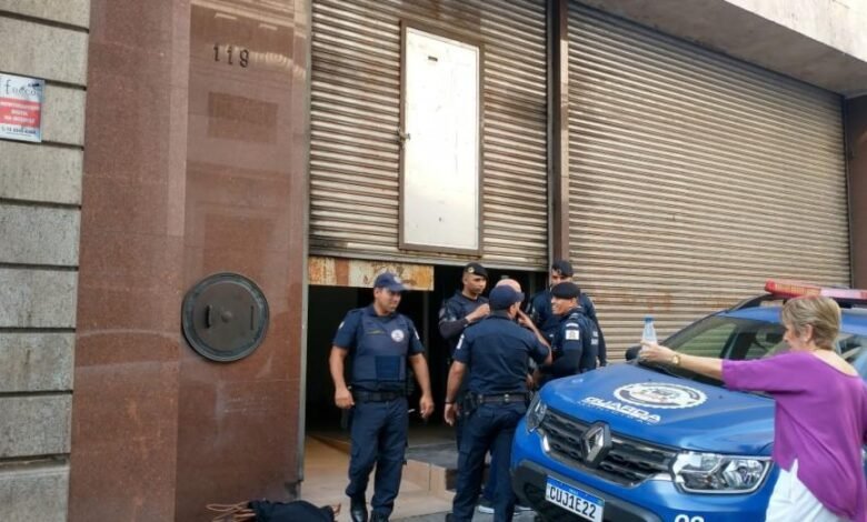 Homem é preso em flagrante após invadir prédio e cometer furto no Centro de Santos