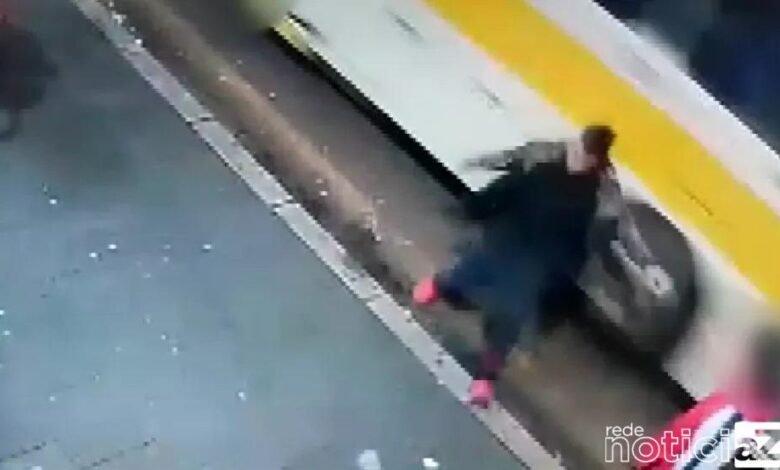 VÍDEO - Jovem empurra rapaz contra ônibus em Cascavel e é denunciado