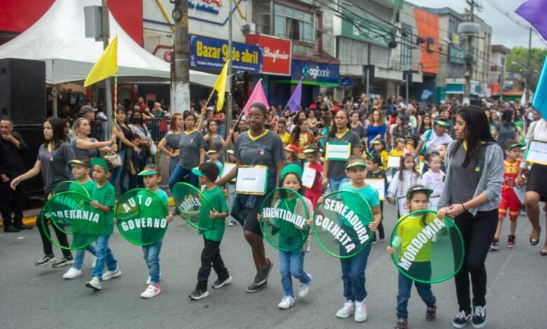Desfile cívico do bicentenário da Independência é realizado em Cubatão