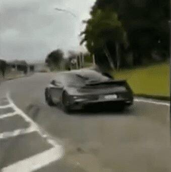 O motorista acelera, mas acaba rodando na pista