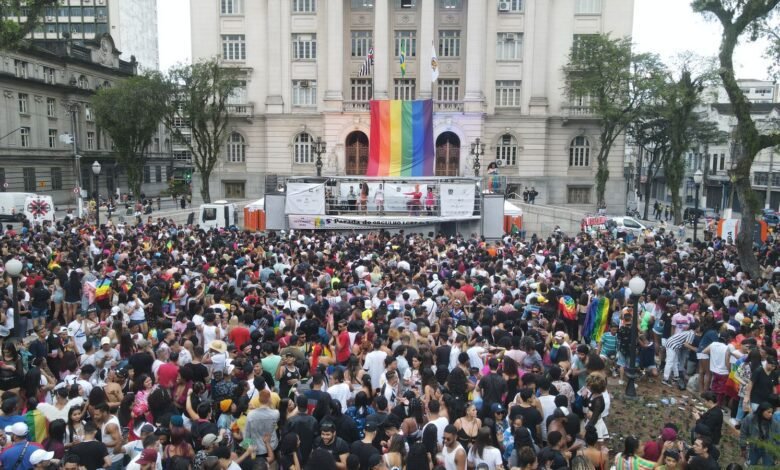 Mais de 10 mil pessoas participam da Parada LGBTQIA+ no Centro de Santos