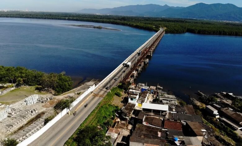 Força-tarefa de São Vicente fiscaliza caminhões de transporte de resíduos de construção civil