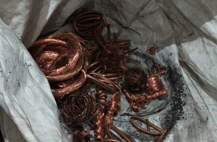 Dono de ferro velho é preso por receptação de fios de cobre em São Vicente