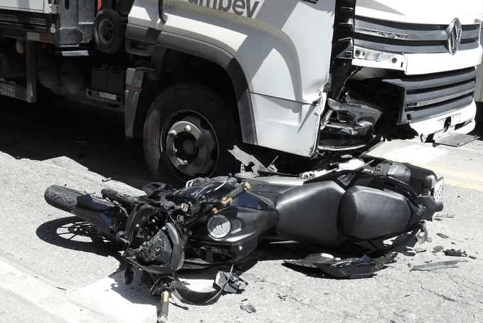 Motociclista é atropelado por caminhão na Rio-Santos