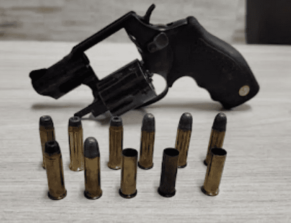 Homem é preso por porte ilegal de arma e violência doméstica em Ubatuba