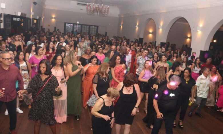 Servidores de Santos comemoram data especial com muita dança e diversão