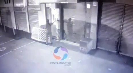 VÍDEO - Bandidos tentam furtar portão de consultório, porém são interceptados por jovem