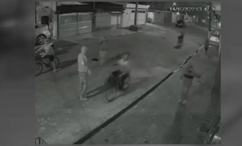 VÍDEO - Criminosos invadem prédio em Santos e roubam capacetes e bicicletas