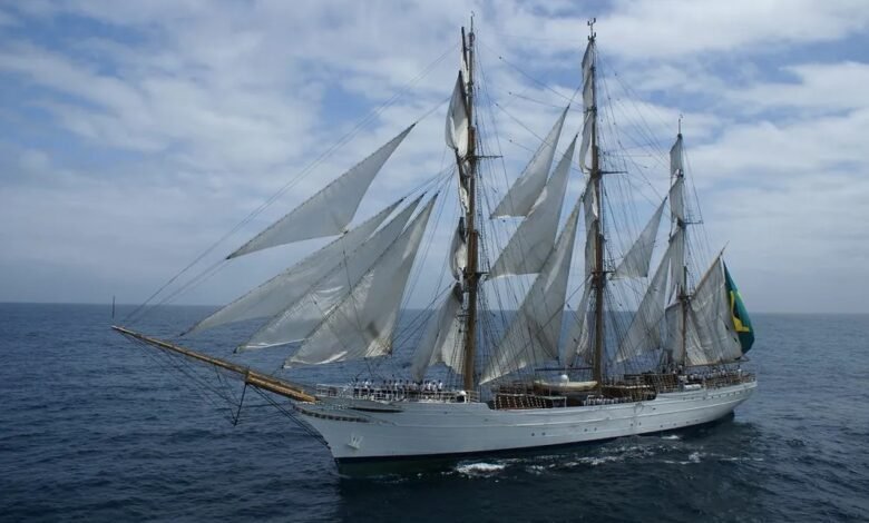 Navio-veleiro Cisne Branco atraca no Porto de Santos e recebe público para visitação