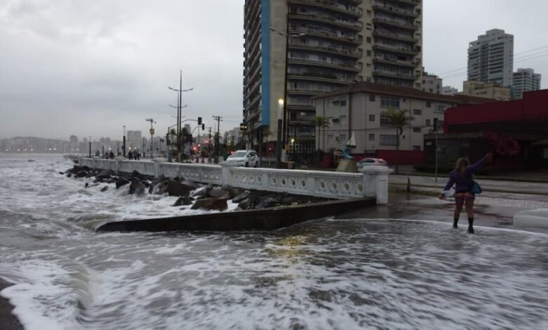 Frente fria chega acompanhada de chuvas e ventos fortes na Baixada Santista