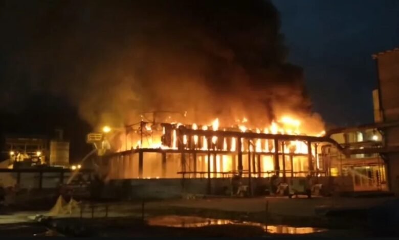 Torre de resfriamento de empresa de fertilizantes em Cubatão é atingida por incêndio