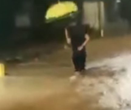 Chuva provoca alagamento de rio de Cubatão