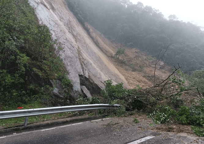 Após quatro dias fechada, Mogi-Bertioga é liberada para o tráfego
