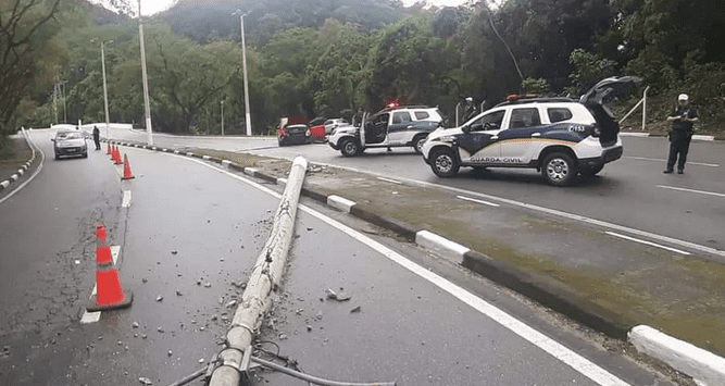 Carro perde o controle e derruba poste no Guarujá