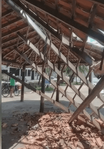 Deck do Pescador de São Vicente sofre desabamento na cobertura