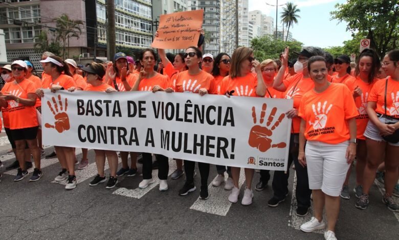 Caminhada Basta de Violência contra a Mulher é realizada em Santos