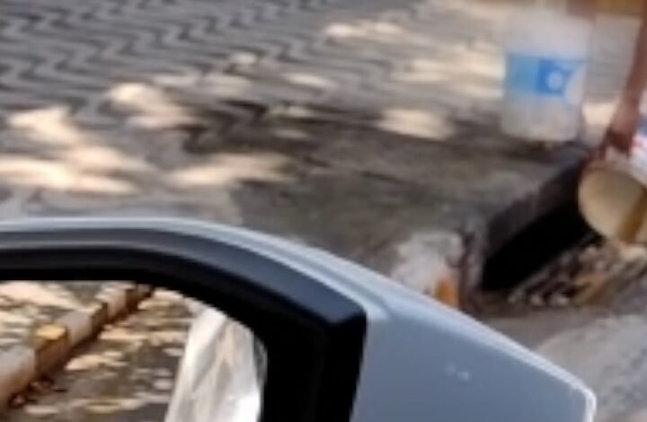 VÍDEO - Prefeitura multa ambulante de praia por descarte irregular de resíduo contaminado na rede pluvial
