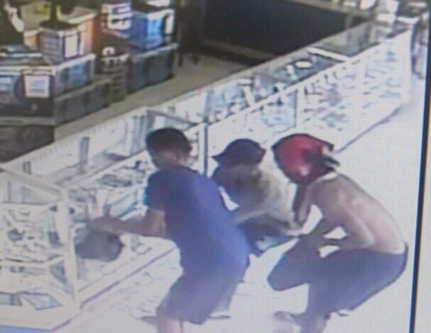 VÍDEO - Loja de departamentos é depredada e saqueada em São Vicente