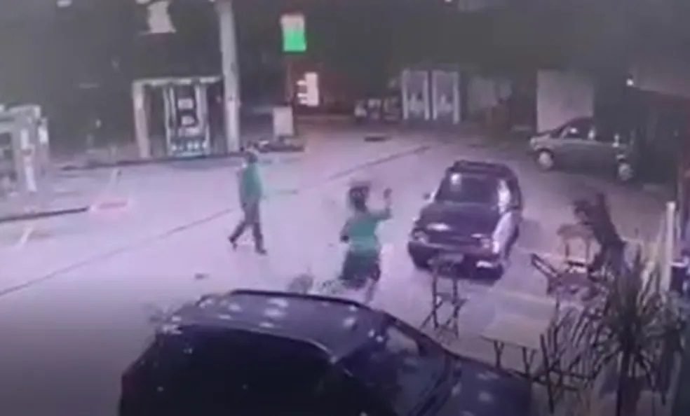 Motorista tenta atropelar frentistas em Posto de Combustível de Guarujá