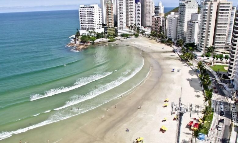 Vendedor ambulante é multado em mais de 11 mil reais por descartar resíduo contaminado na rede pluvial em Guarujá, SP