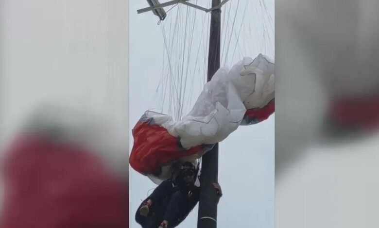 VÍDEO - Piloto de paraglider fica pendurado em poste em São Vicente