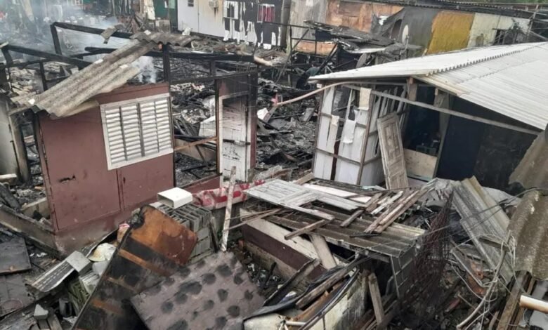 VÍDEO - Incêndio destrói barracos em comunidade de Santos