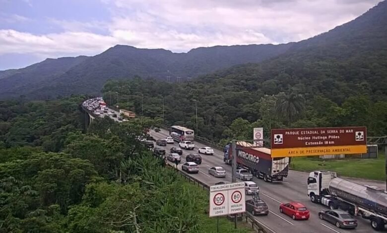 Tráfego intenso na rodovia dos Imigrantes na volta do feriado